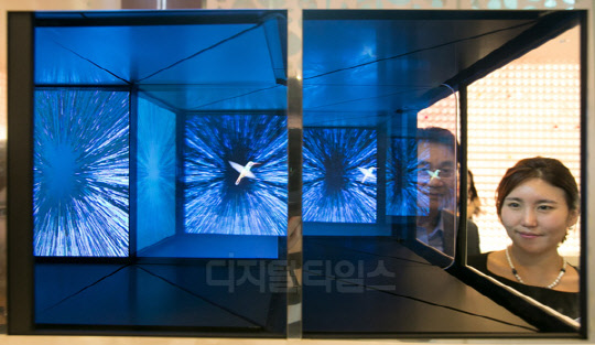 특허청 주최, 한국발명진흥회 주관으로 14일 서울 여의도 63컨벤션센터에서 열린 제52회 발명의날 기념식에서 관람객들이 무안경으로 공간 입체감을 볼 수 있는 공간현실 영상장치를 살펴보고 있다.    유동일기자 eddieyou@